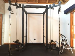 power rack con sistema de poleas